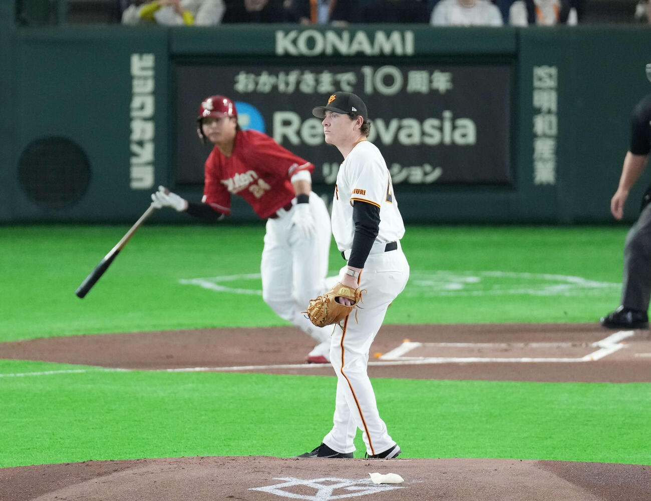 巨人対楽天　1回表楽天1死一塁、黒川に右安打を浴びるハワード（撮影・増田悦実）