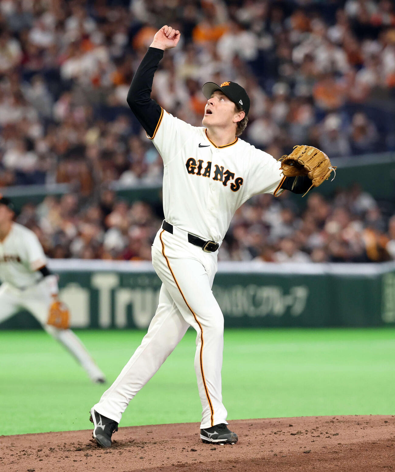 巨人対楽天　2回表楽天2死一塁、村林を捕邪飛に仕留め打球を見つめるハワード（撮影・浅見桂子）