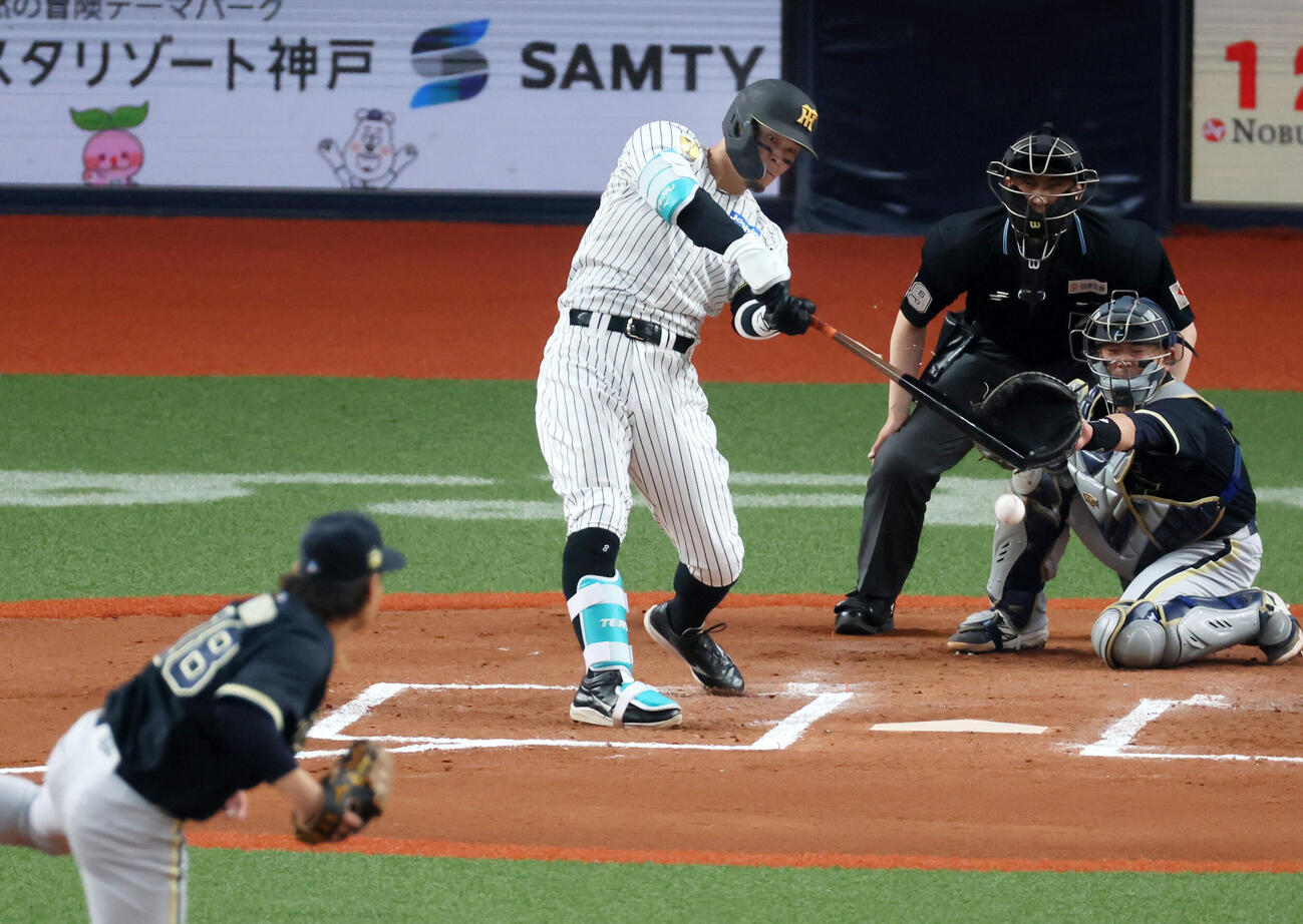 阪神対オリックス　6回裏阪神無死二塁、佐藤は遊ゴロに倒れる。投手宮城（撮影・加藤哉）