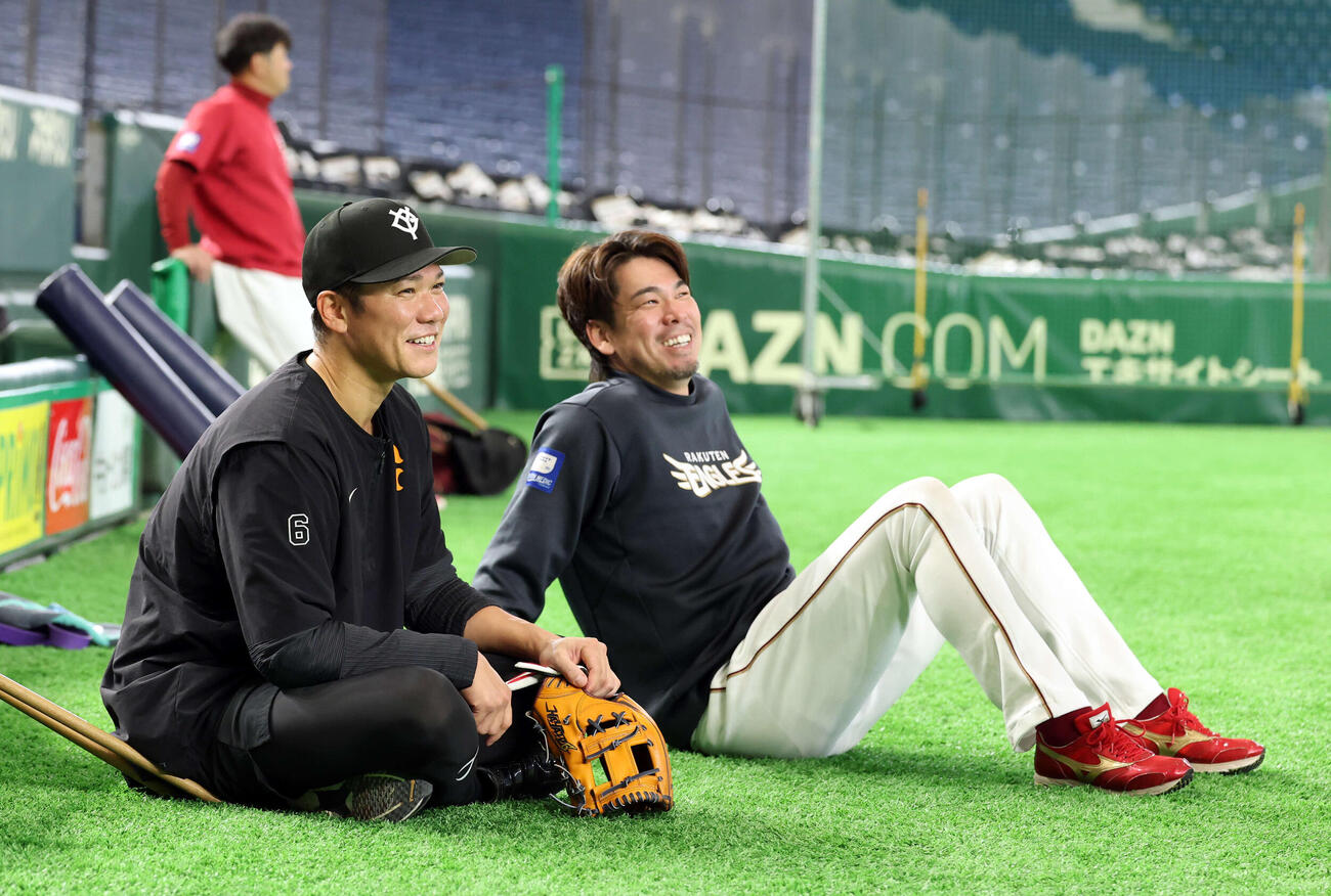 巨人対楽天　試合前練習中、談笑する巨人坂本勇（左）と楽天前田（撮影・浅見桂子）