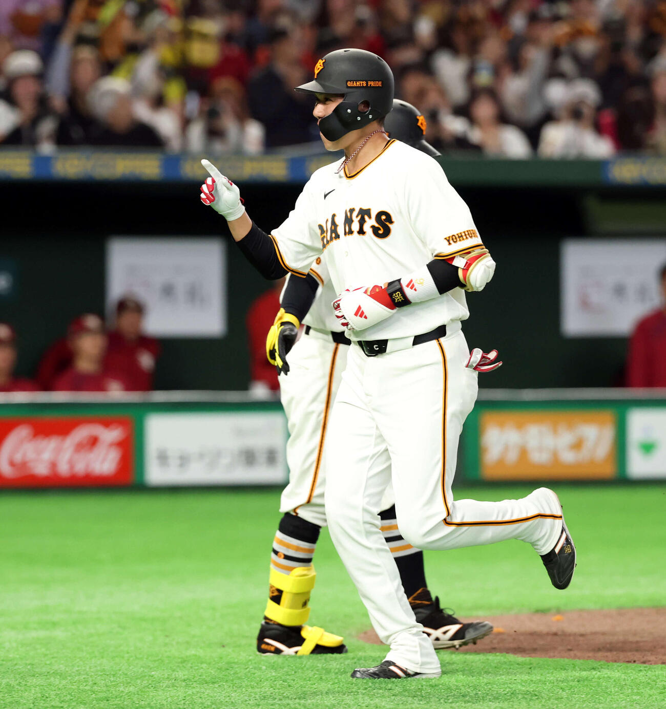 巨人対楽天　6回裏巨人無死一塁、坂本勇は左越え2点本塁打を放ち笑顔で生還（撮影・浅見桂子）