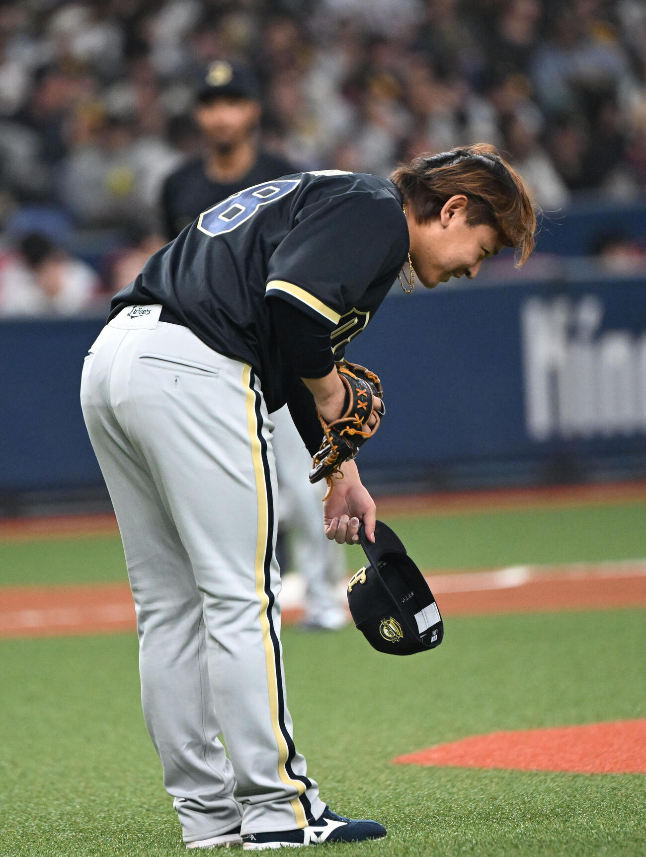 阪神対オリックス　8回裏阪神2死、足下に投じたボールで坂本に謝罪する宮城（撮影・和賀正仁）