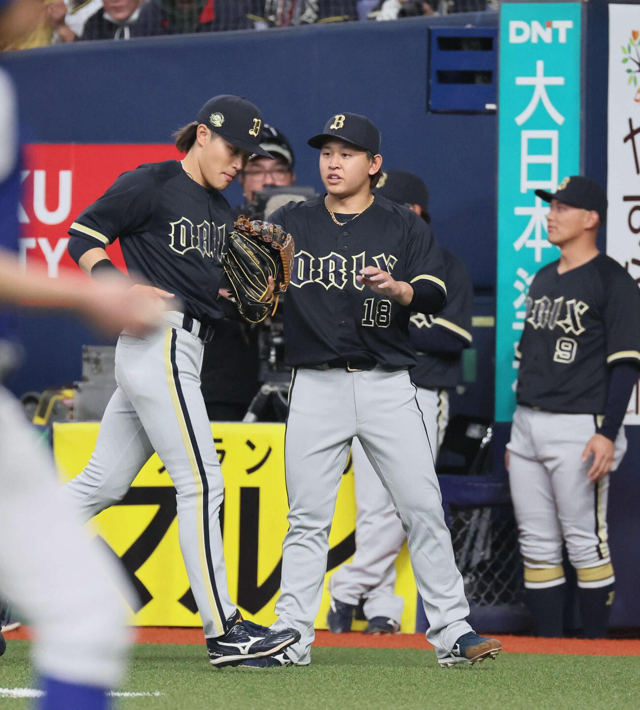 阪神対オリックス　7回裏阪神攻撃終了、宮城（右）は広岡を迎える（撮影・宮崎幸一）