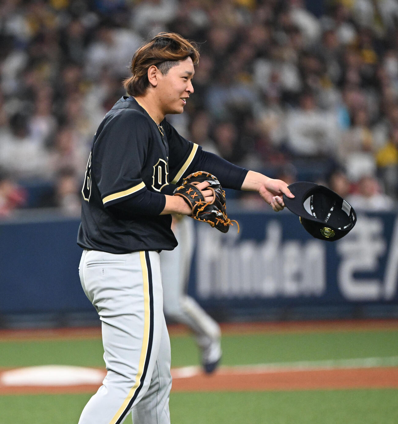 阪神対オリックス　8回裏阪神2死、足下に投じたボールで坂本に謝罪する宮城（撮影・和賀正仁）
