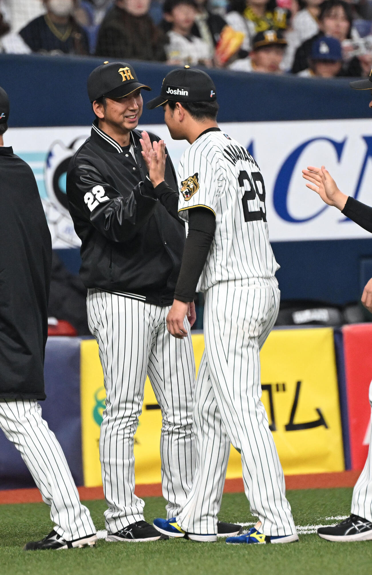 阪神対オリックス　5回無失点の高橋（右）を迎える藤川監督（撮影・和賀正仁）
