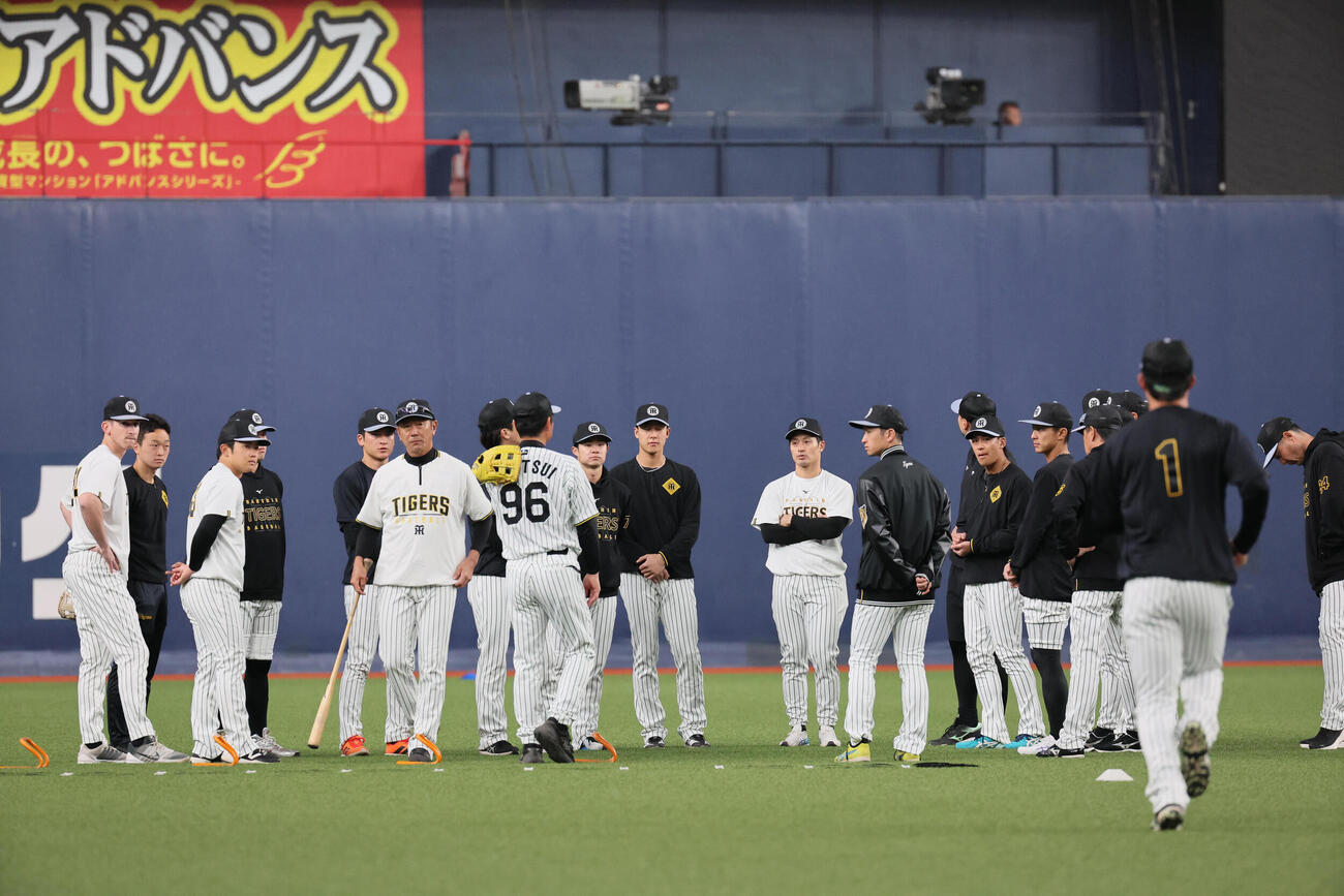 阪神対オリックス　野手ミーティングに急ぐ阪神森下（撮影・宮崎幸一）