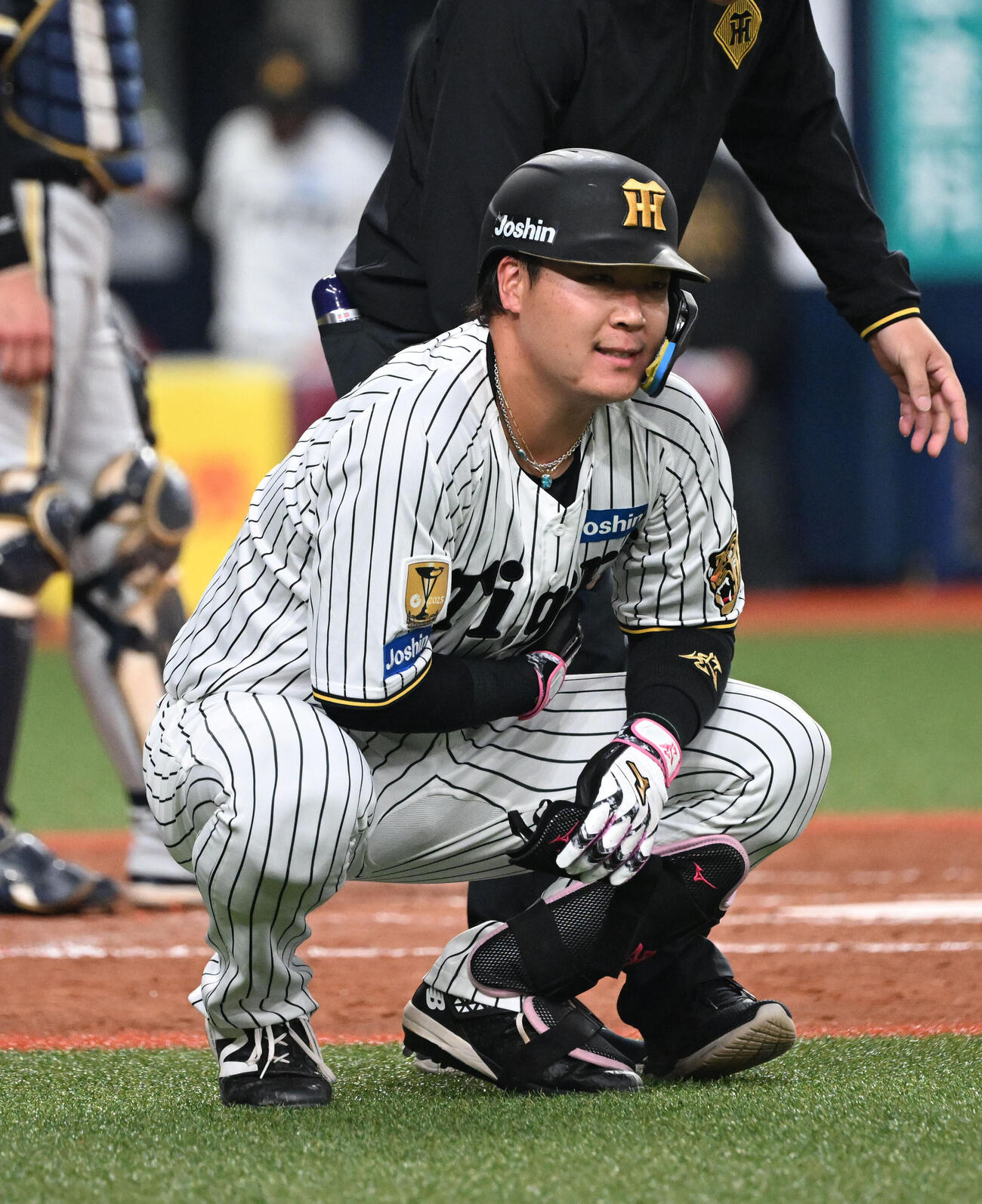 阪神対オリックス　4回裏阪神1死、死球を受ける大山（撮影・和賀正仁）