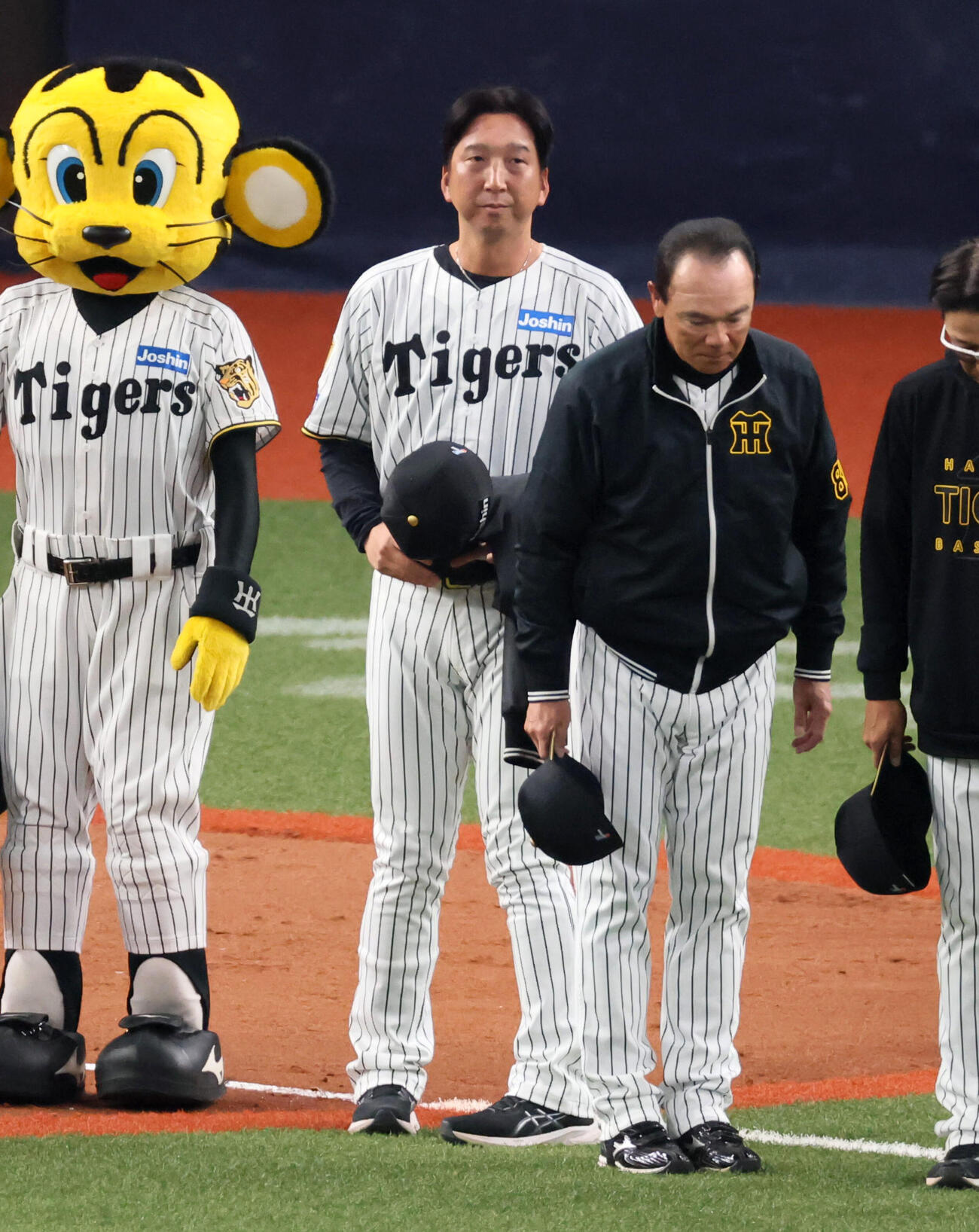 阪神対オリックス　オリックスに勝利しファンに一礼する阪神藤川監督。右は和田ヘッドコーチ（撮影・加藤哉）