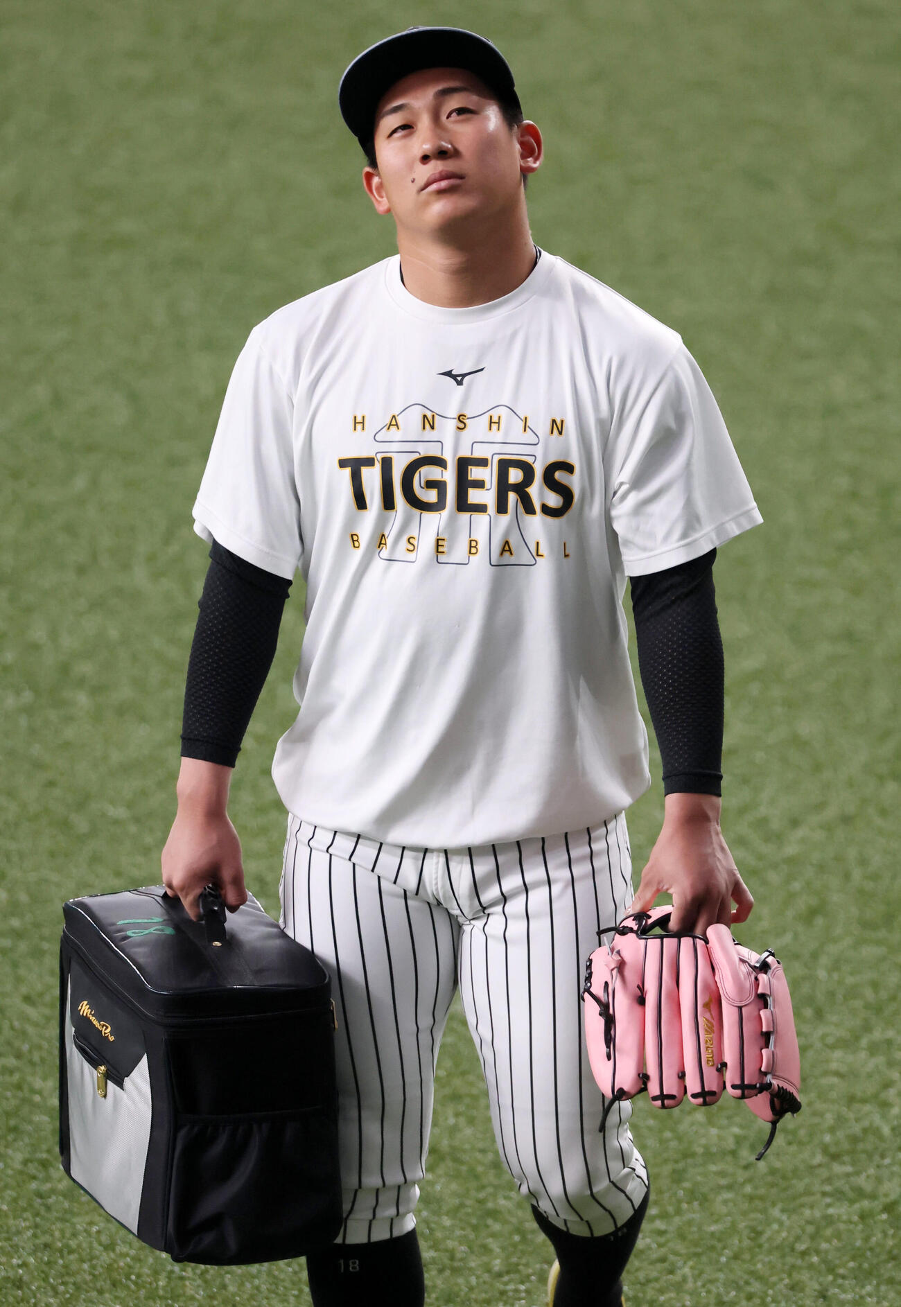 阪神対オリックス　外野へ移動する阪神伊原（撮影・加藤哉）