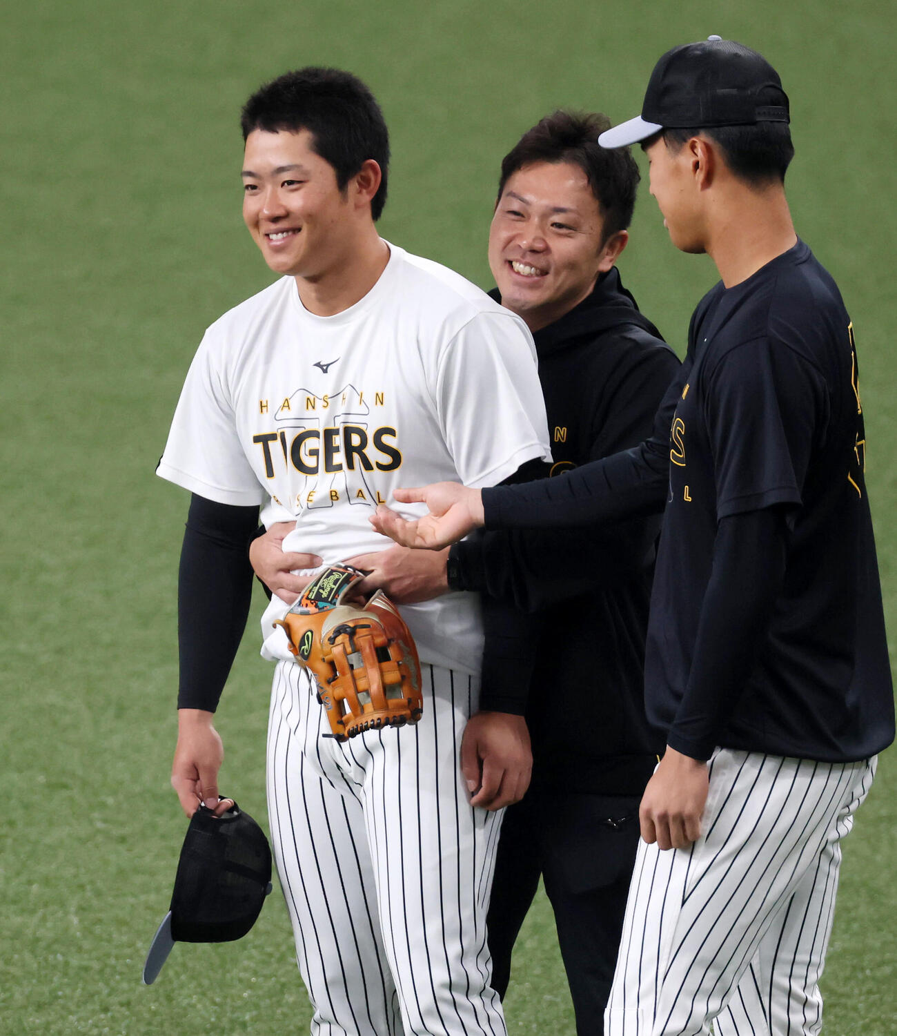 阪神対オリックス　お腹の肉を岡城（右）に触られる阪神中川（撮影・加藤哉）