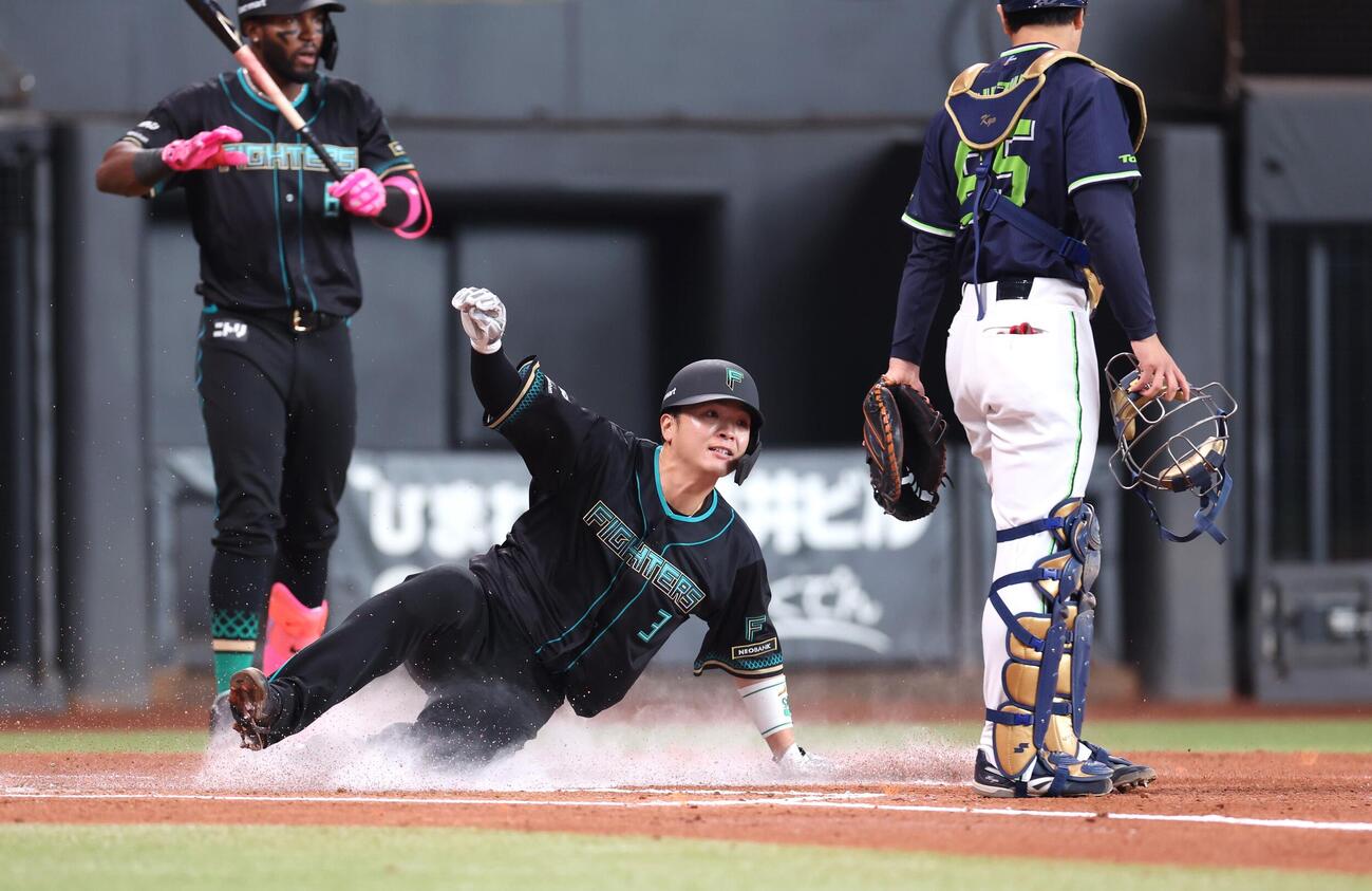 日本ハム対ヤクルト　1回裏日本ハム2死一、三塁、一塁走者野村が一二塁間で挟まれる間に、三塁走者郡司が本塁に生還（撮影・黒川智章）
