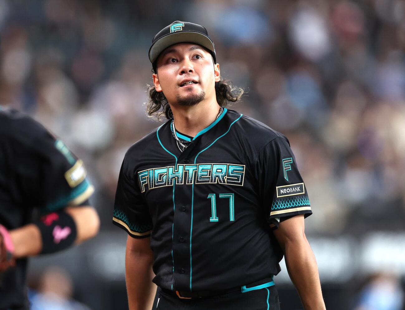 日本ハム対ヤクルト　5回を投げ終え引き揚げる伊藤（撮影・黒川智章）