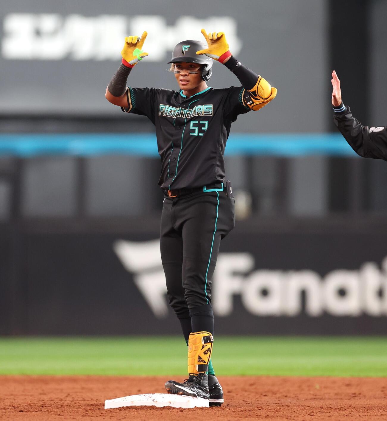 日本ハム対ヤクルト　3回裏日本ハム無死、右翼線に二塁打を放ちポーズをとる水谷（撮影・黒川智章）