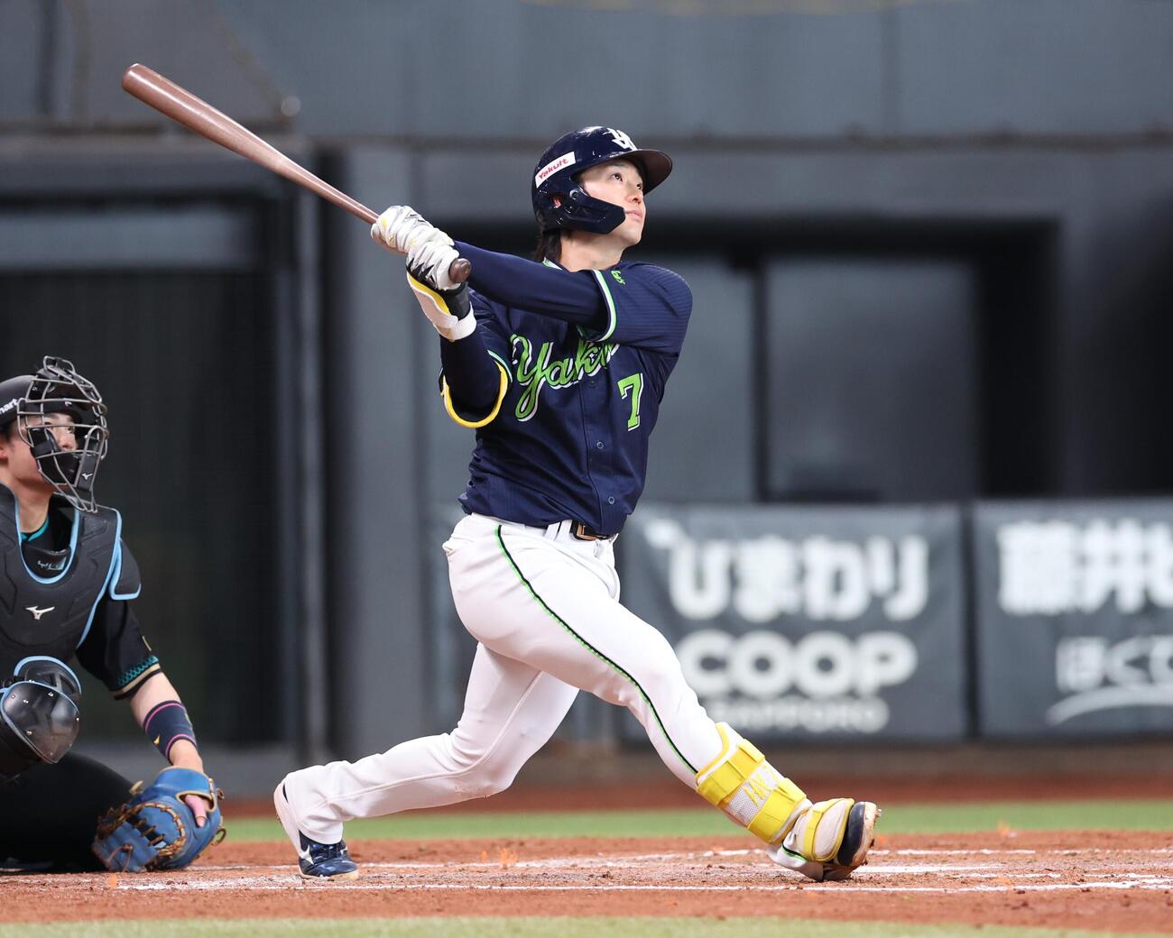 日本ハム対ヤクルト　3回表ヤクルト2死、右越え本塁打を放つ長岡（撮影・黒川智章）