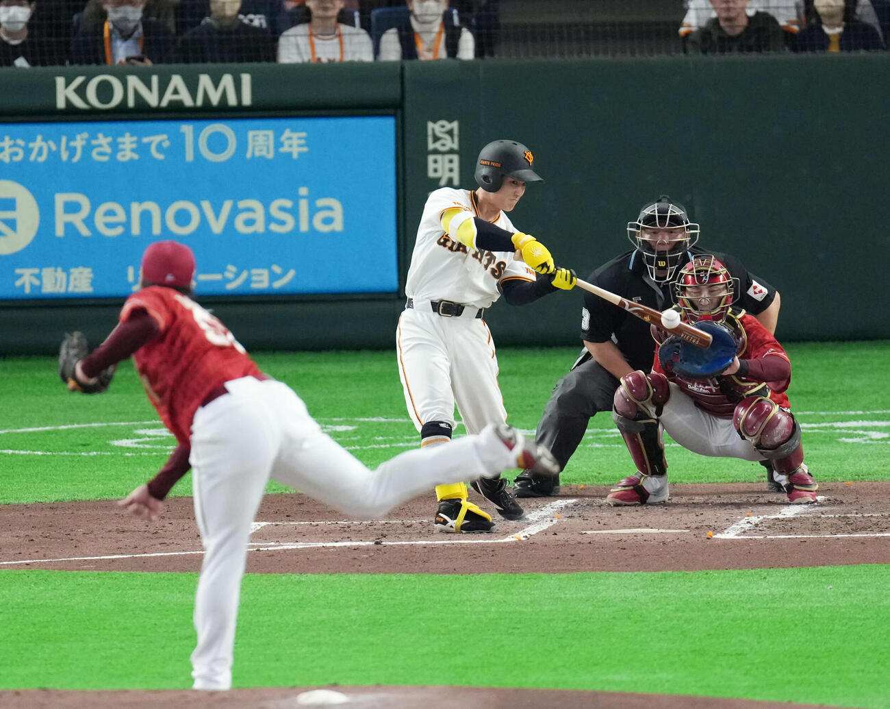 巨人対楽天　2回裏巨人1死一塁、右安打を放つ浦田。投手は瀧中（撮影・増田悦実）
