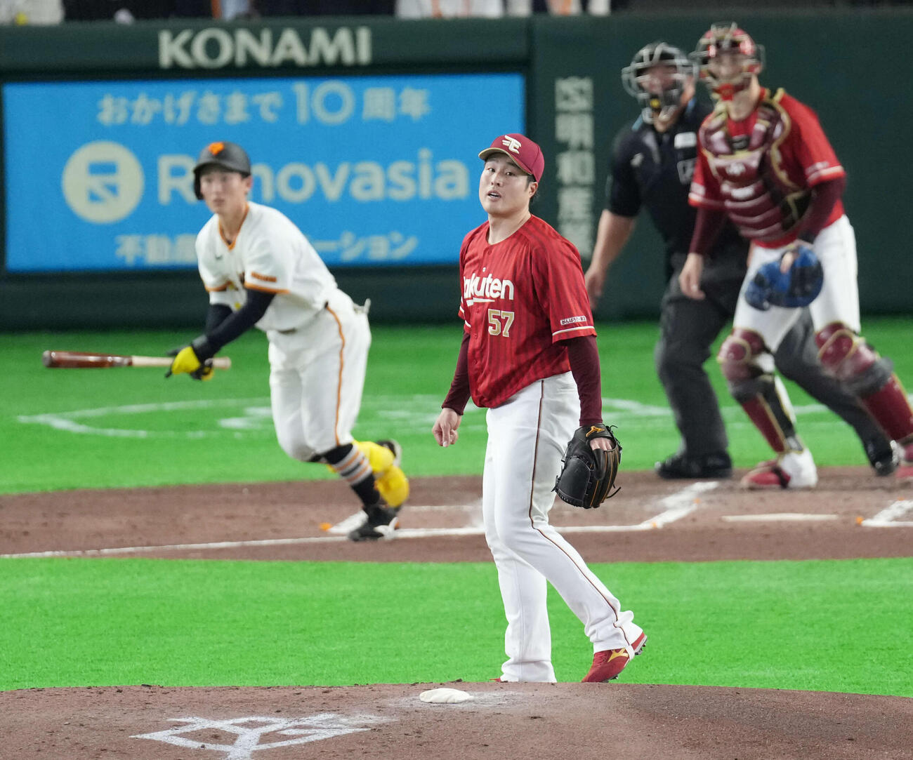 巨人対楽天　2回裏巨人1死一塁、浦田俊輔に右安打を浴びる瀧中（撮影・増田悦実）