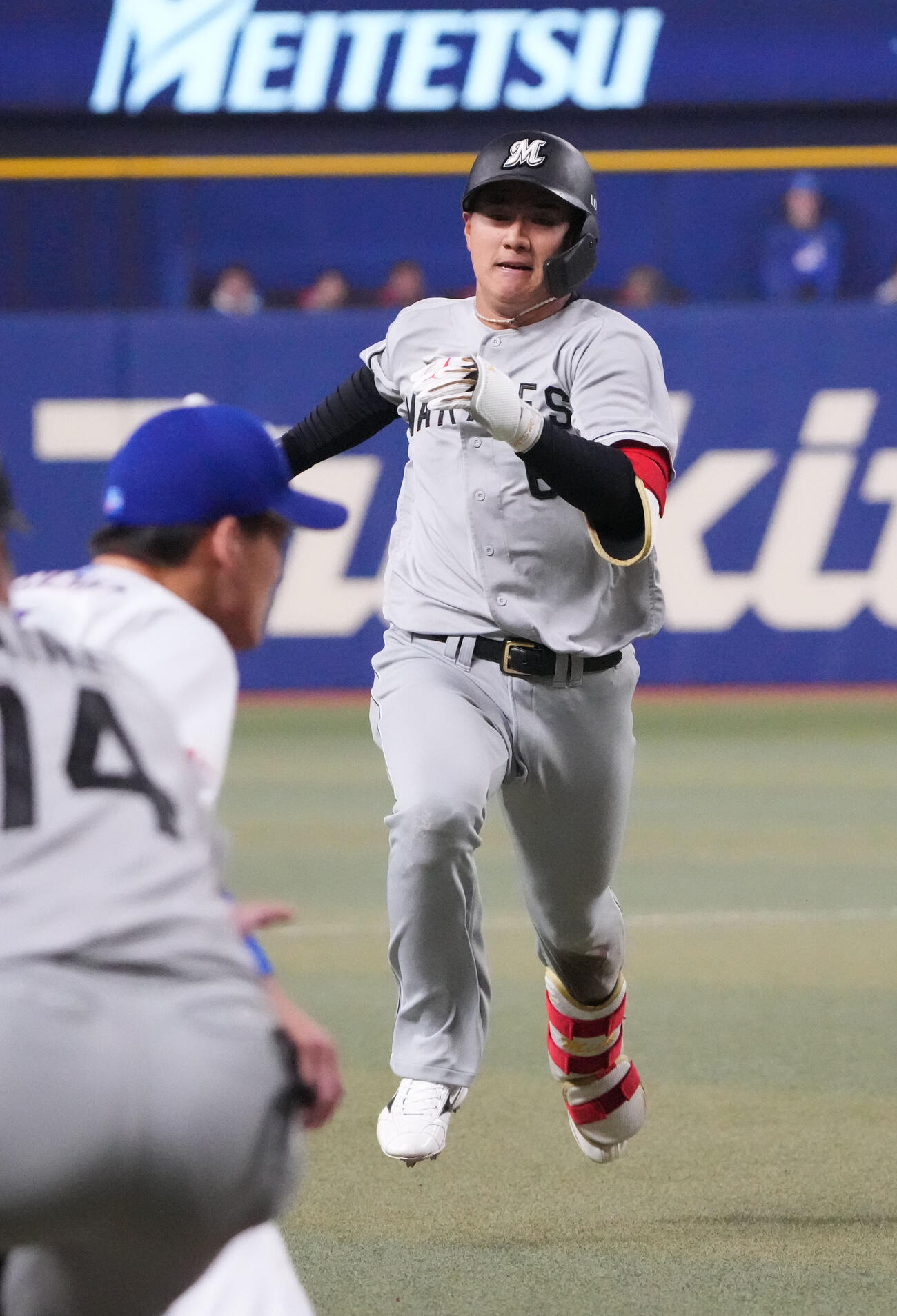 中日対ロッテ　7回表ロッテ2死一塁、右線適時二塁打を放ち三塁を狙う西川（撮影・森本幸一）