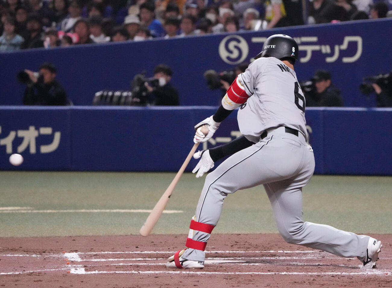中日対ロッテ　7回表ロッテ2死一塁、右線適時二塁打を放つ西川（撮影・森本幸一）