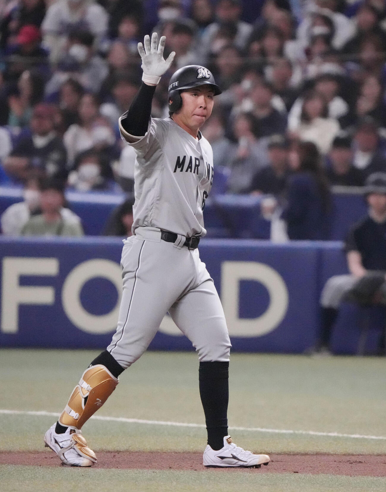 中日対ロッテ　6回表ロッテ2死二塁、中前適時打を放ちベンチに向かってアピールする寺地（撮影・森本幸一）