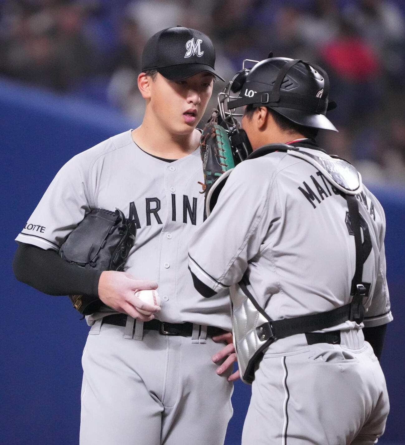 中日対ロッテ　4回裏中日2死二、三塁、田中（左）は松川と言葉を交わす（撮影・森本幸一）