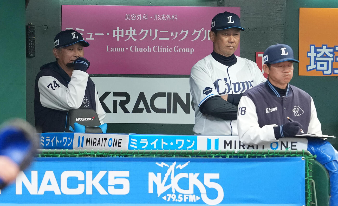 西武対DeNA　ベンチから試合を見守る西武西口監督（左）（撮影・鈴木みどり）