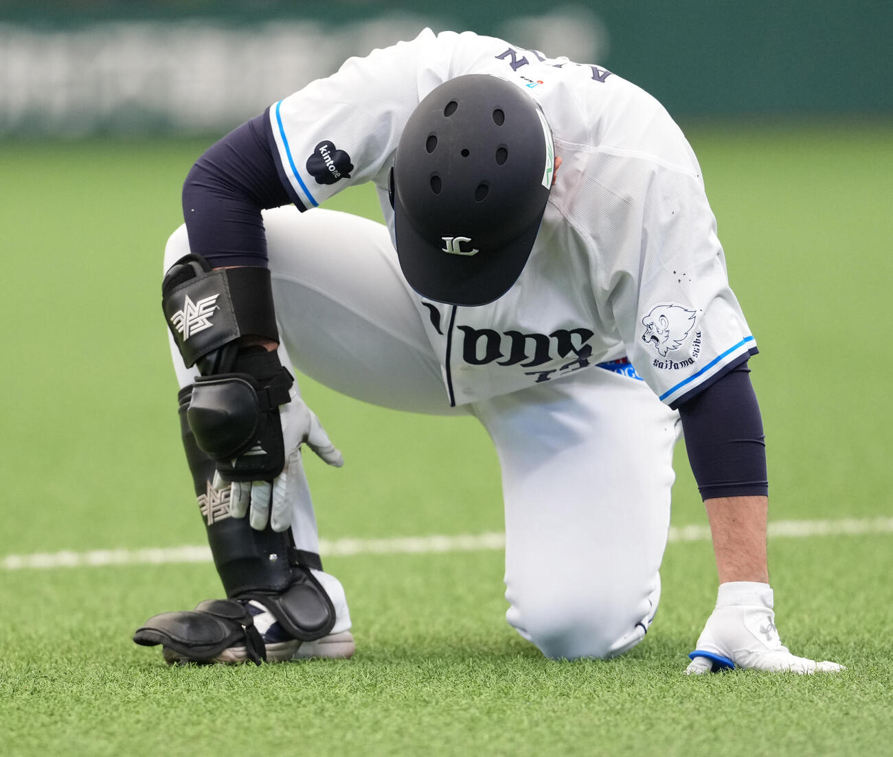 西武対DeNA 2回裏西武1死、一ゴロに倒れた後、うずくまる林安可（撮影・鈴木みどり）