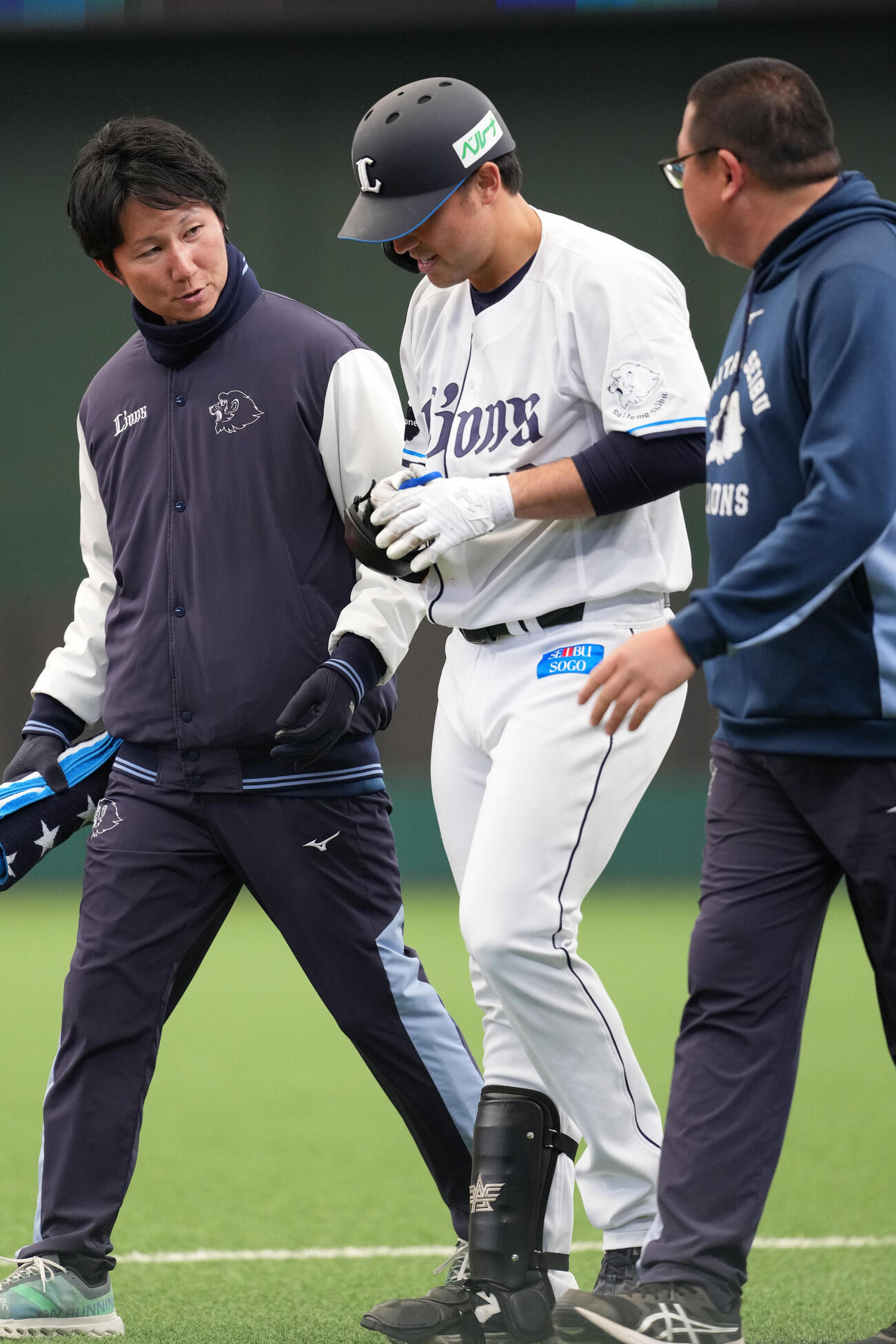 西武対DeNA 2回裏西武1死、一ゴロに倒れた後、スタッフに付き添われベンチへ戻る林安可（撮影・鈴木みどり）