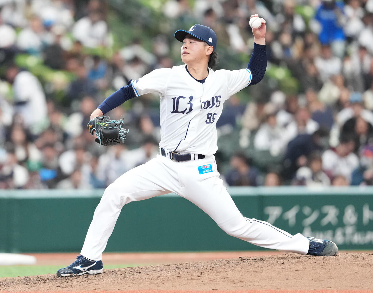 西武対DeNA 6回表から2番手で登板した西武浜屋（撮影・鈴木みどり）