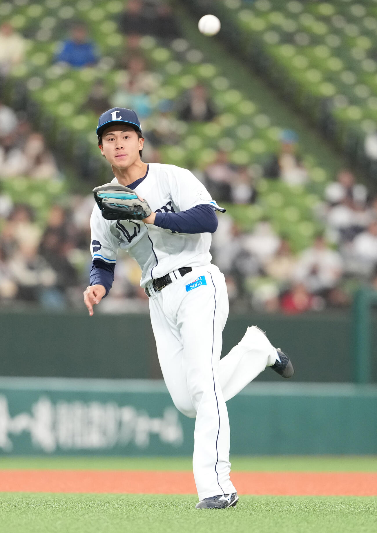 西武対DeNA 8回表DeNA2死一塁、三森の打球を一塁へ送球する遊撃手新井（撮影・鈴木みどり）