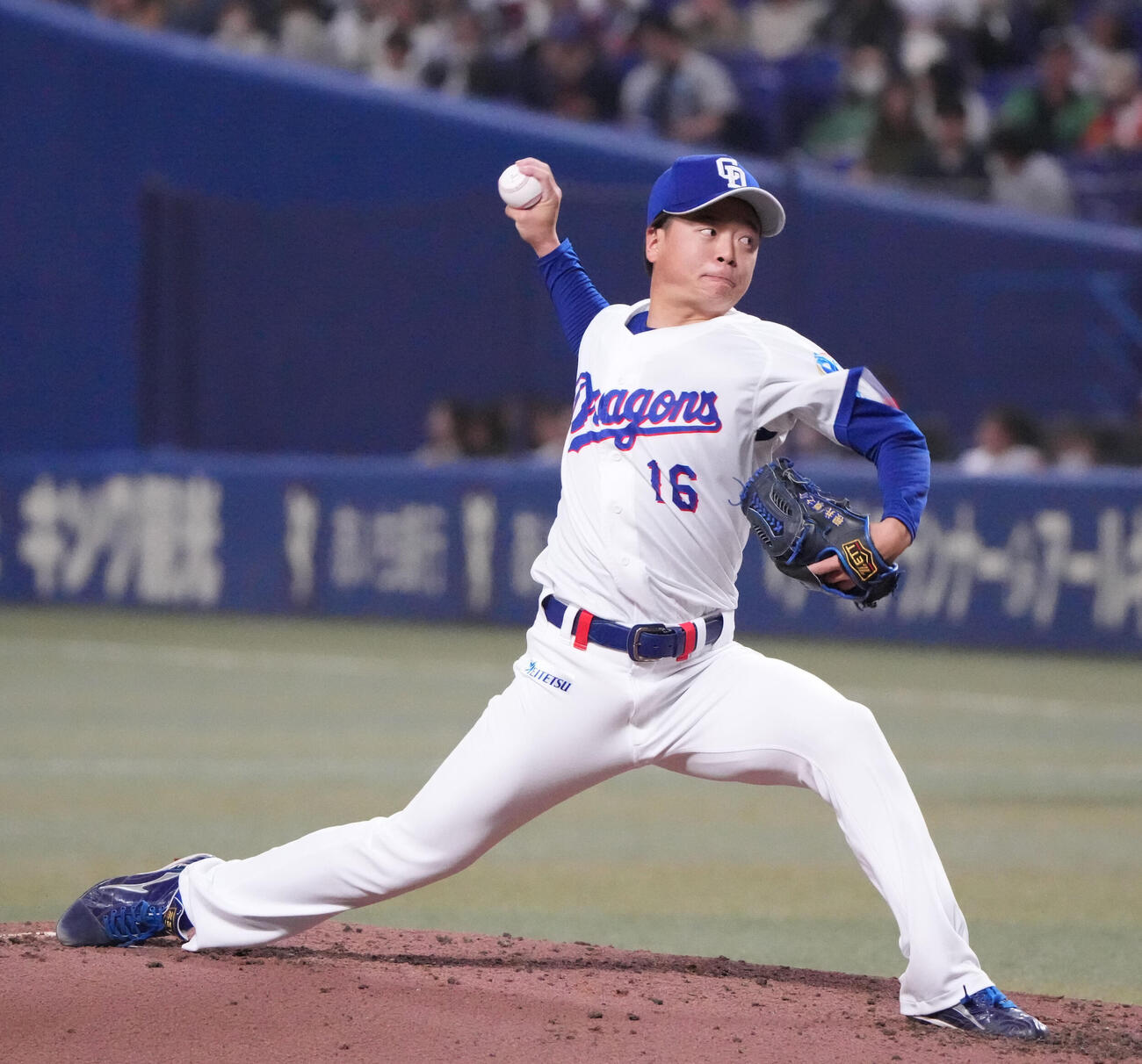 中日対ロッテ　4回表、力投する中日先発の桜井（撮影・森本幸一）
