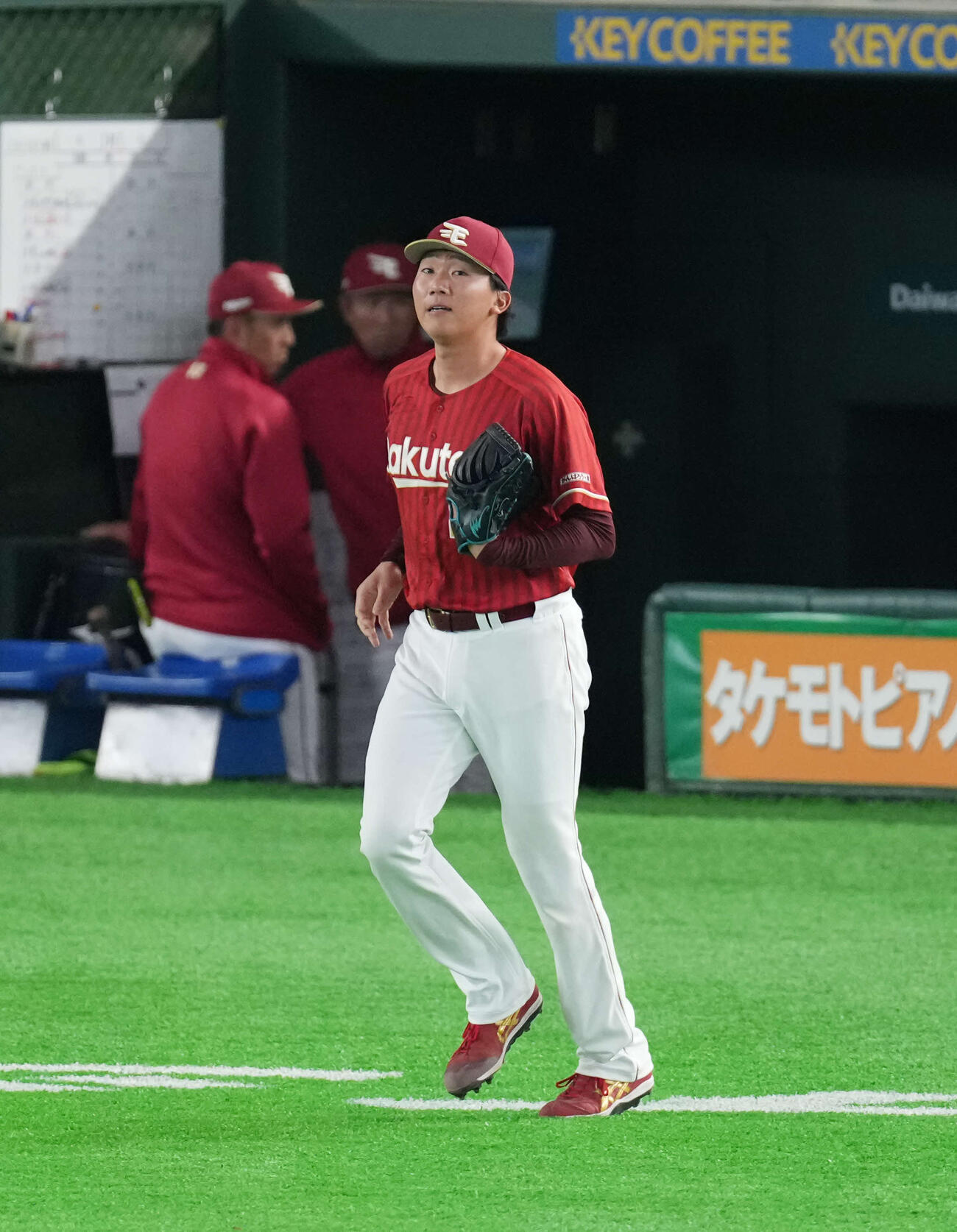 巨人対楽天　7回裏巨人、登板する楽天田中千（撮影・増田悦実）