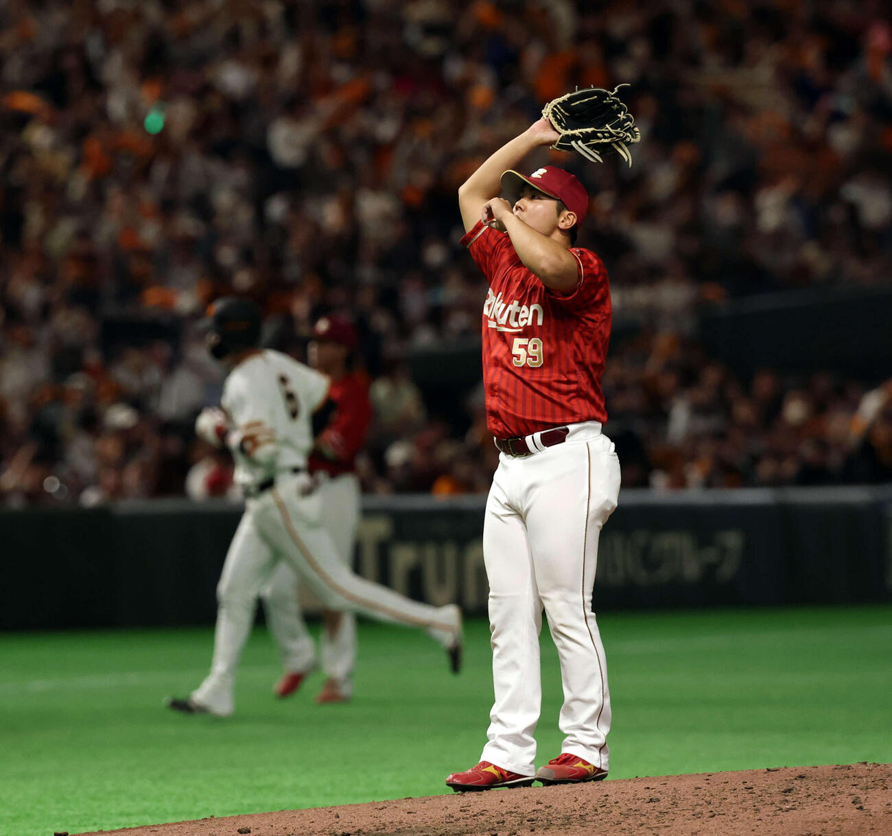 巨人対楽天　6回裏巨人無死一塁、坂本勇（後方）に2点本塁打を許した泰（撮影・浅見桂子）