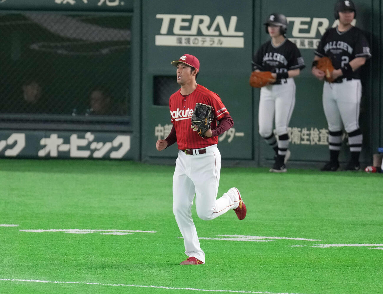 巨人対楽天　5回裏に楽天2番手で登板する加治屋（撮影・増田悦実）