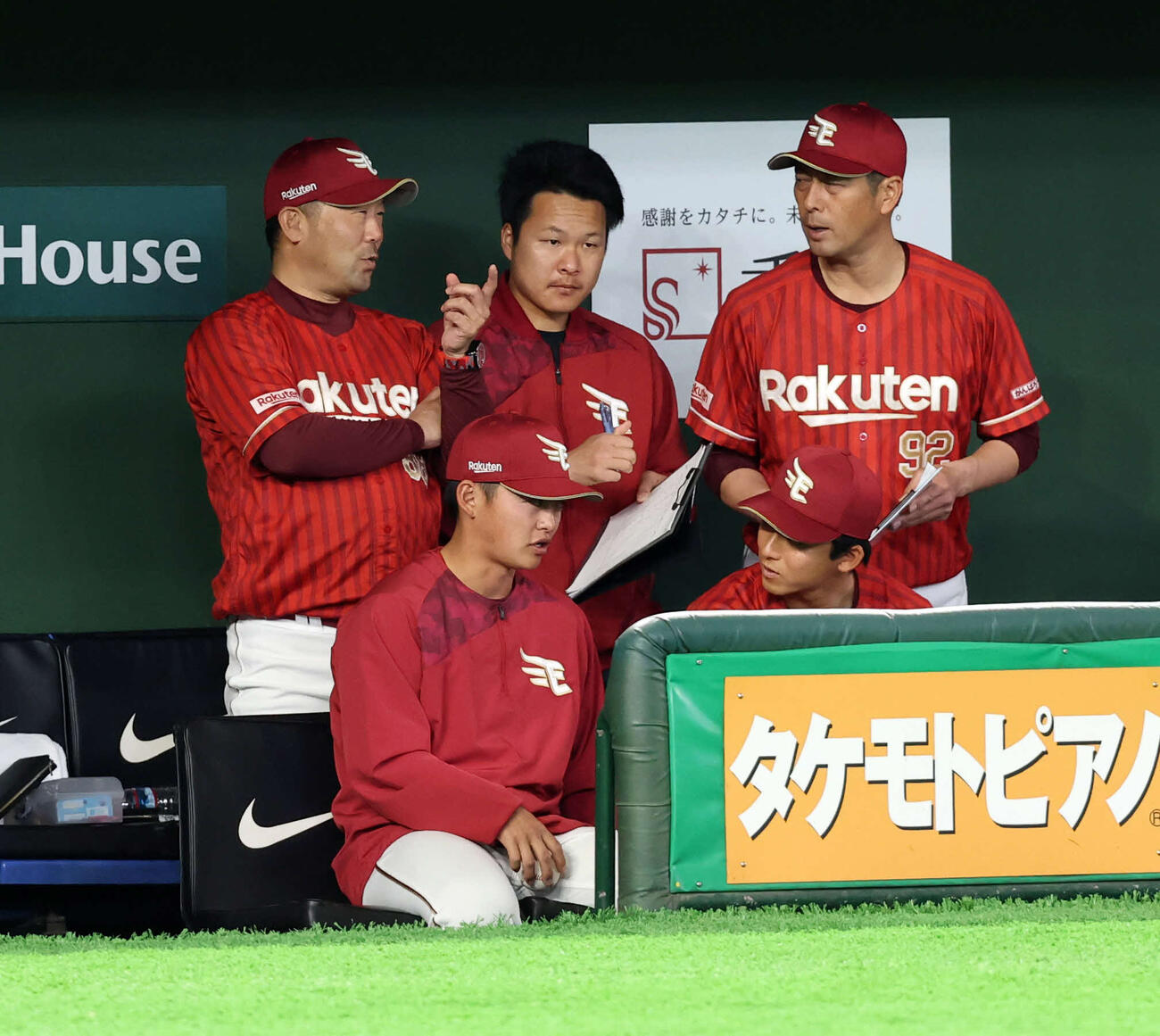 巨人対楽天　5回裏巨人2死満塁のピンチで、楽天三木監督（左）は小野寺コーチ（右）と話し込む（撮影・浅見桂子）