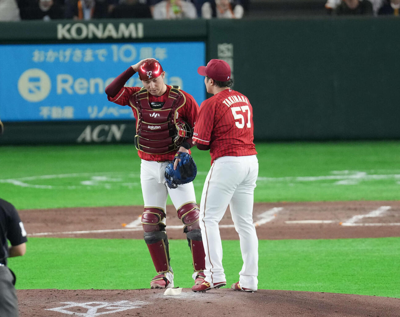 巨人対楽天　3回裏巨人1死一塁、マウンドで話す伊藤光（左）と瀧中（撮影・増田悦実）
