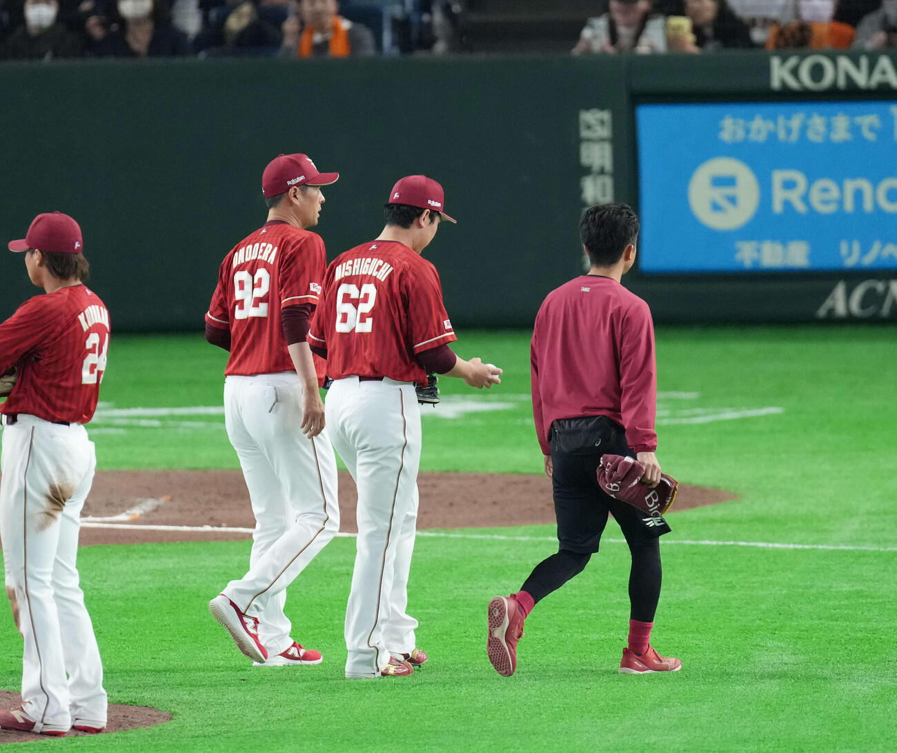 7回裏巨人　治療のためベンチに戻る楽天西口（中央）（撮影・増田悦実）