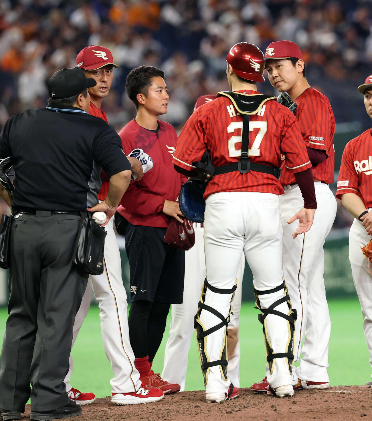 巨人対楽天　7回裏巨人無死、増田陸に四球を与えたところで、マウンドの西口（右）のもとに小野寺コーチ（左）らが集まり声をかける（撮影・浅見桂子）