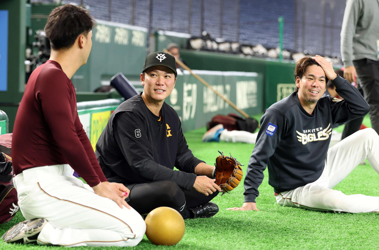 巨人対楽天　試合前練習中、楽天村林（左）と話し込む巨人坂本勇（中央）と楽天前田（撮影・浅見桂子）