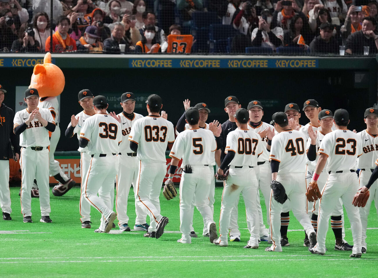 巨人対楽天　勝利しタッチを交わす巨人ナイン（撮影・増田悦実）