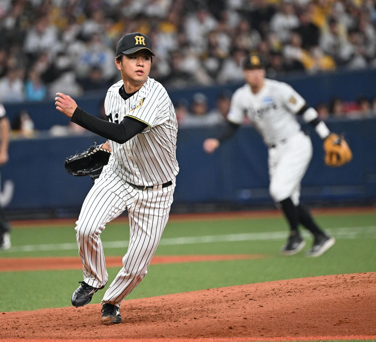 阪神対オリックス　5回表オリックス2死満塁、麦谷の打球で一塁ベースカバーに走る高橋（撮影・和賀正仁）