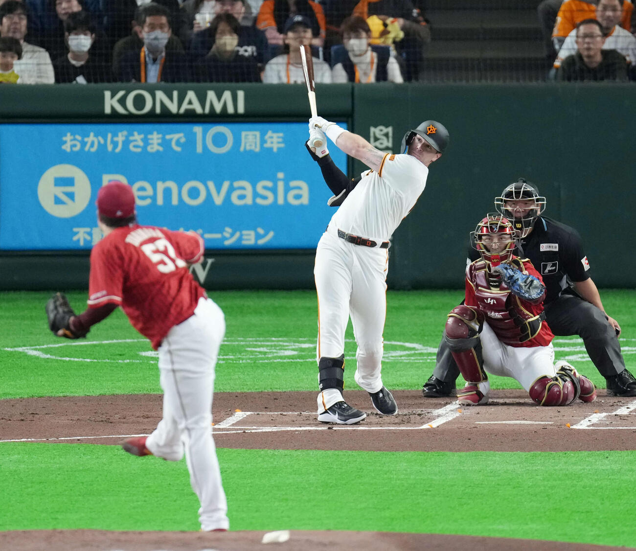 巨人対楽天　1回裏巨人無死、先制ソロ本塁打を放つキャベッジ。投手は瀧中（撮影・増田悦実）