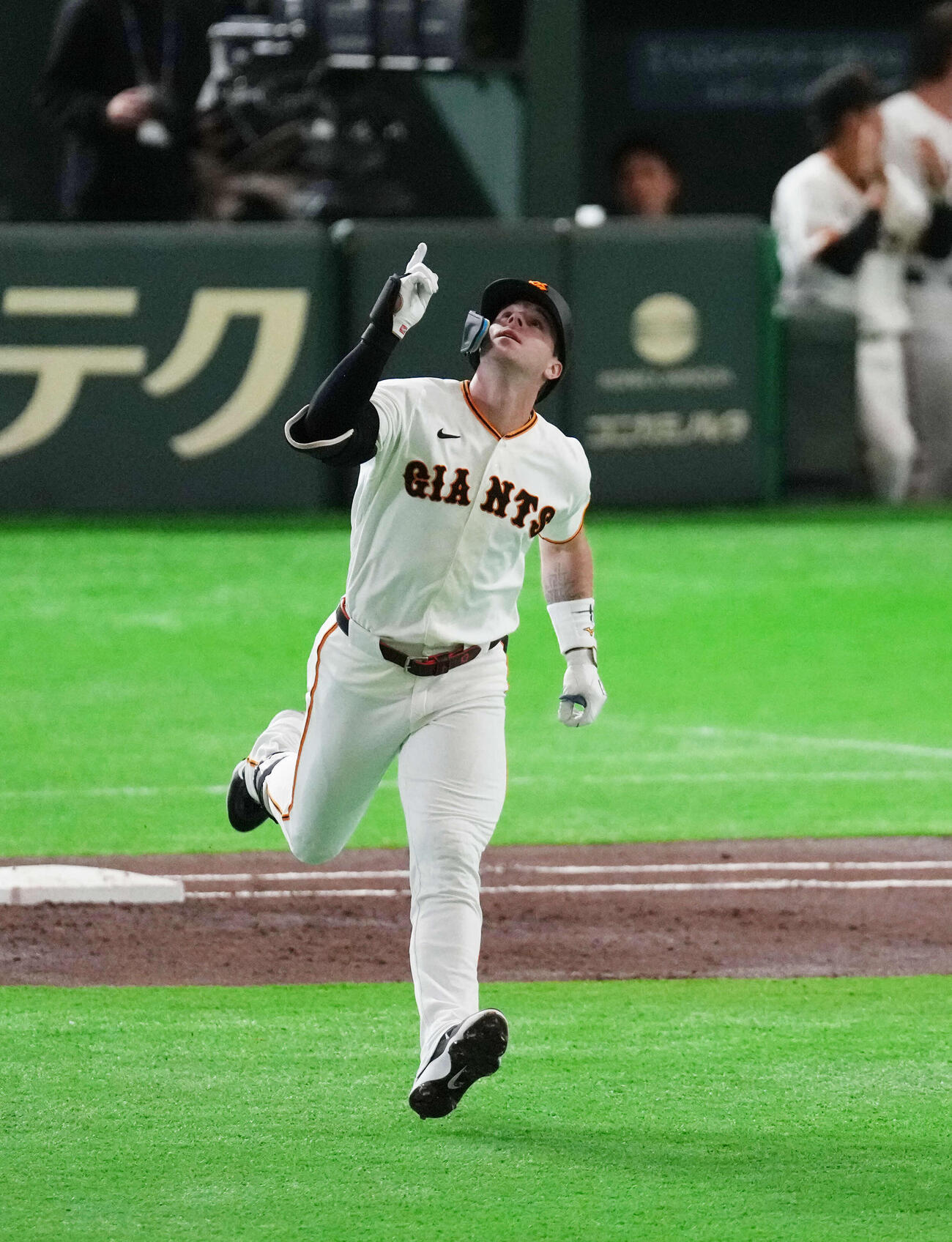 巨人対楽天　1回裏巨人無死、先制ソロ本塁打を放つキャベッジ（撮影・増田悦実）