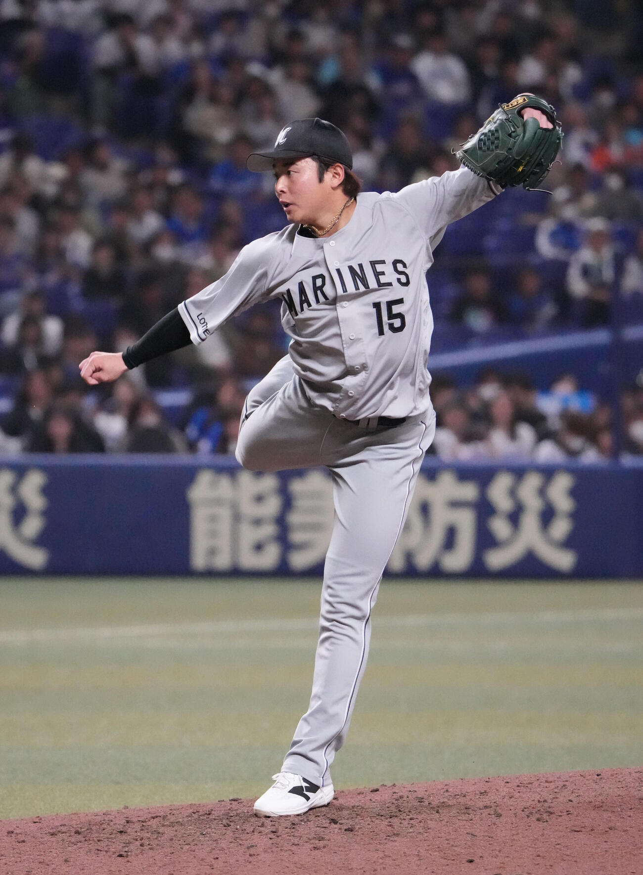 中日対ロッテ　9回裏、ロッテ5番手で登板する横山（撮影・森本幸一）