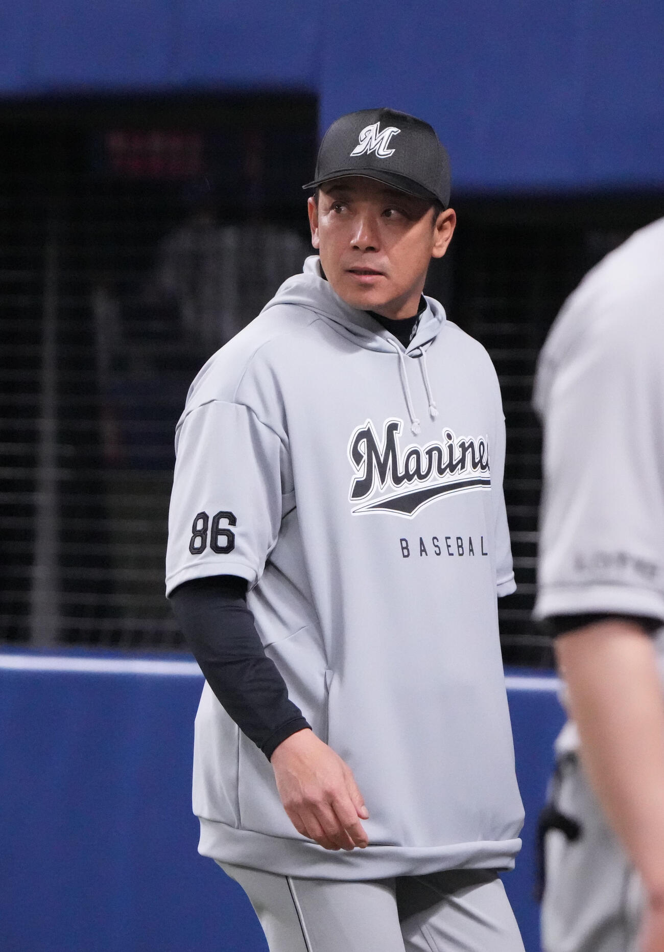 中日対ロッテ　6回表終了、選手交代を告げるサブロー監督（撮影・森本幸一）
