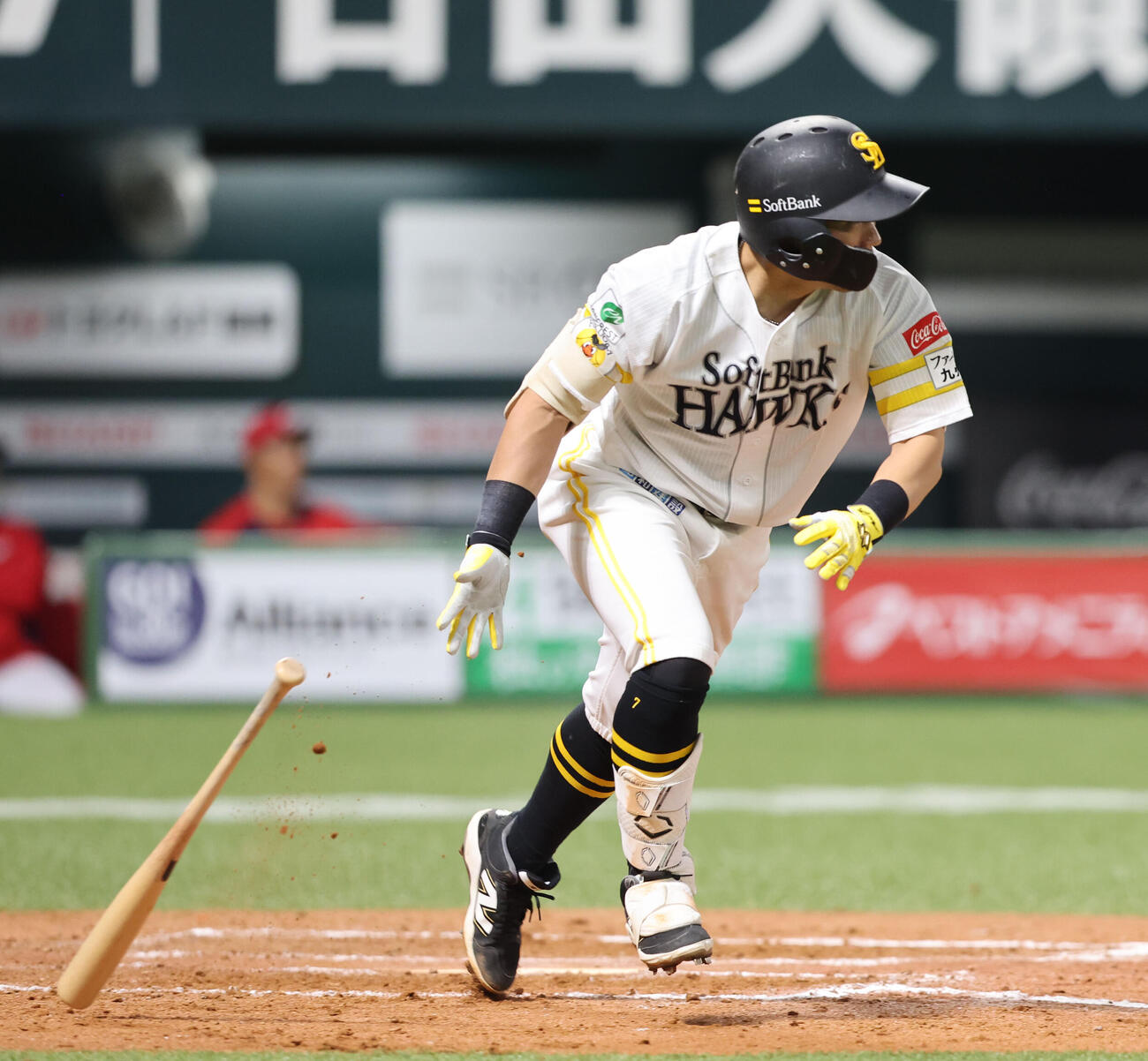 ソフトバンク対広島　8回裏ソフトバンク2死、中村晃は中前安打を放つ（撮影・梅根麻紀）