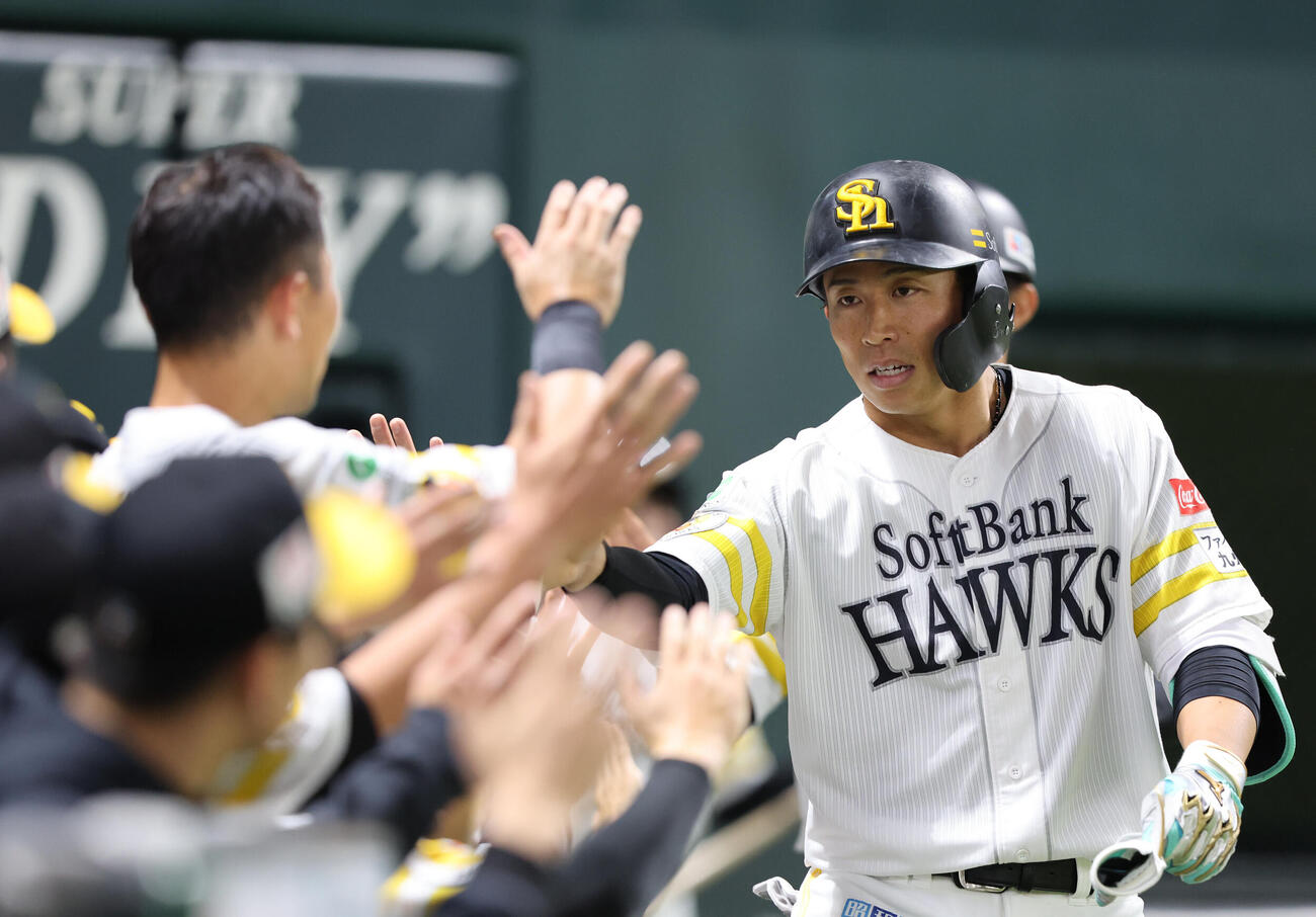 ソフトバンク対広島　8回裏ソフトバンク2死一塁、野村は左越え2点本塁打を放つ（撮影・梅根麻紀）