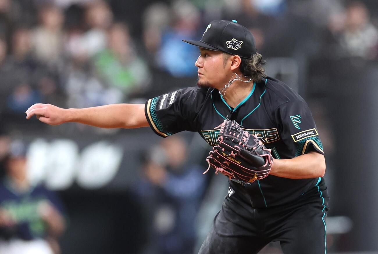 日本ハム対ヤクルト　5回を投げ2失点の伊藤（撮影・黒川智章）