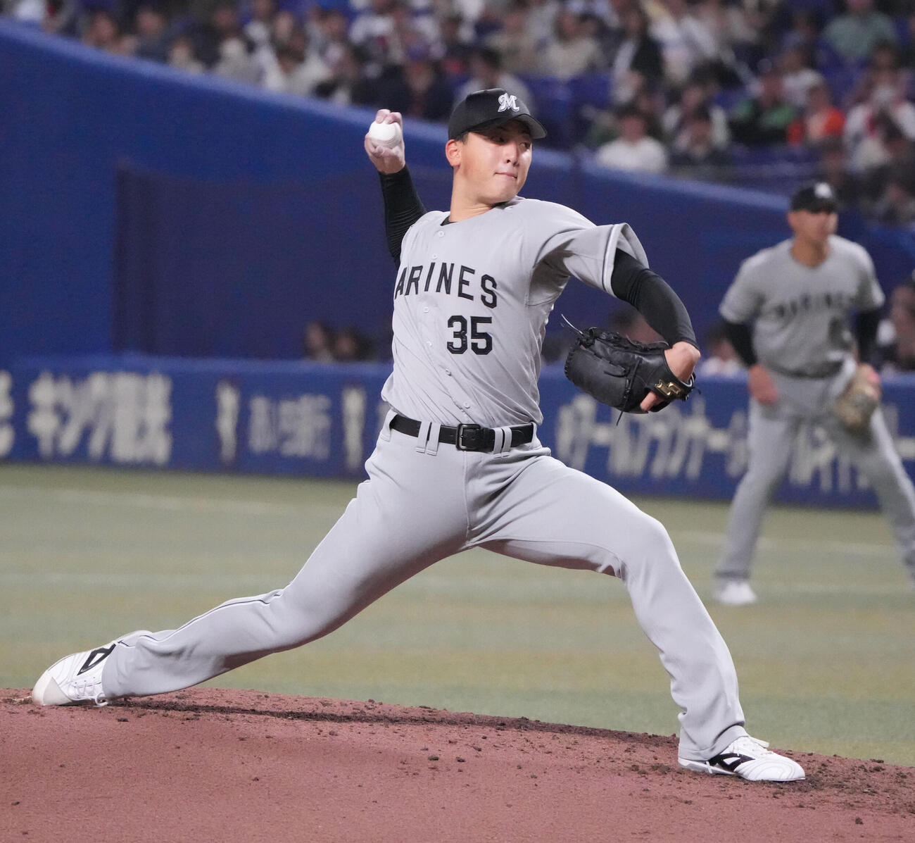 中日対ロッテ　4回裏、力投するロッテ先発の田中（撮影・森本幸一）