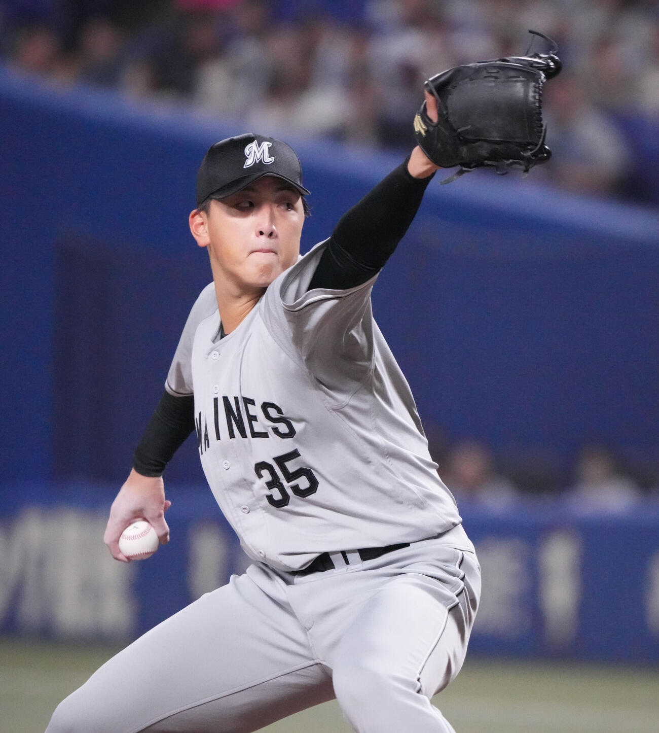 中日対ロッテ　4回裏、力投するロッテ先発の田中（撮影・森本幸一）