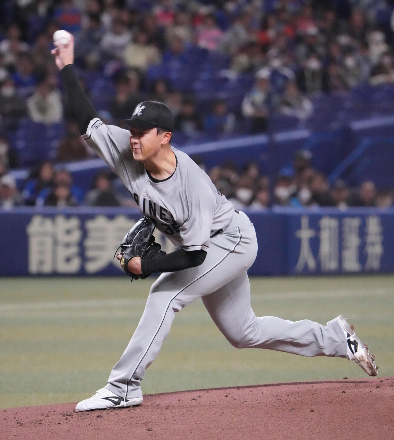 中日対ロッテ　1回裏、登板するロッテ先発の田中（撮影・森本幸一）